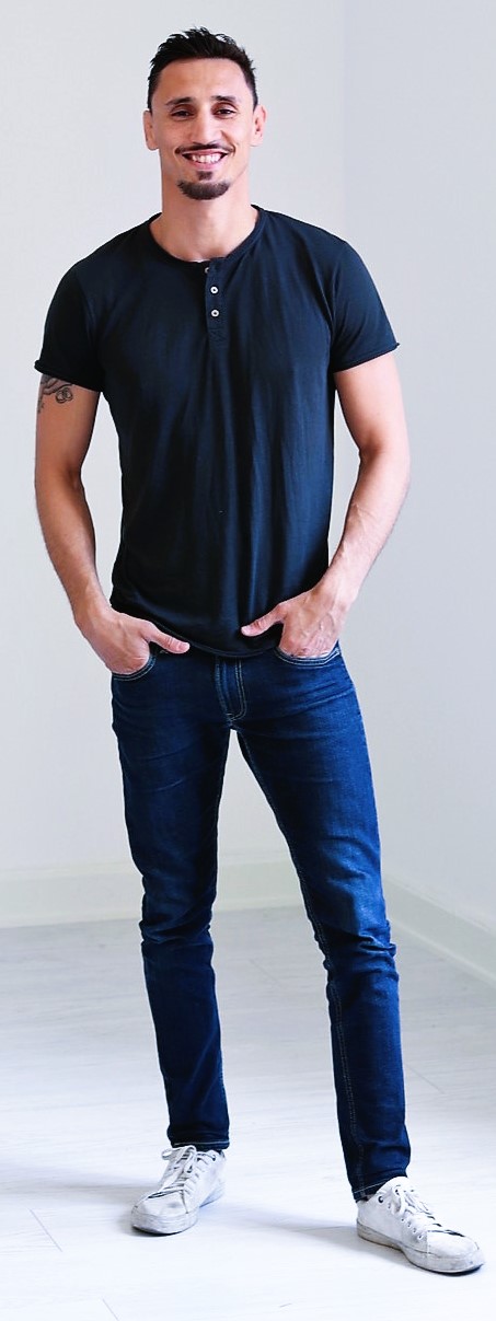 full body pose of Pablo Garza